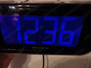 Ébresztő óra NAGY KÉK kijelzős!  Kijelző mérete: 5X12 cm Rádiós ébresztést is tudja. . Megkímélt jól - kép 3