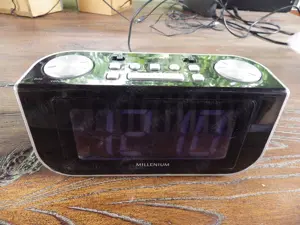 Ébresztő óra NAGY KÉK kijelzős!  Kijelző mérete: 5X12 cm Rádiós ébresztést is tudja. . Megkímélt jól - kép 2