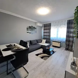 Monor központban 48 m2-es felújított, 2 szobás, 4. emeleti lakás