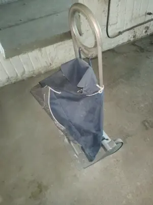 Eladó használt  2 kerekű húzó kocsi banyatank erős anyagból  15000ft  hagyatékból eladó massziv lehe