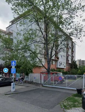 A XX. kerületben a Bíró Mihály utcában zárt kocsi beálló kiadó!