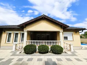 Kiskunhalas, exkluzív, medencés családi ház teljes bútorzattal eladó! - kép 3