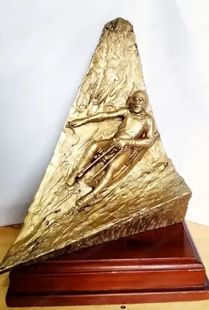 Szánkózó lesikló sport relikvia szignált műgyanta szobor fa talapzaton