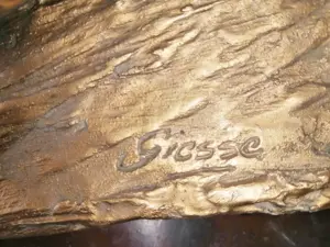 Szánkózó lesikló sport relikvia szignált műgyanta szobor fa talapzaton - kép 7