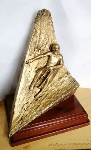 Szánkózó lesikló sport relikvia szignált műgyanta szobor fa talapzaton - kép 6