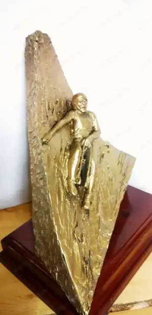 Szánkózó lesikló sport relikvia szignált műgyanta szobor fa talapzaton - kép 3