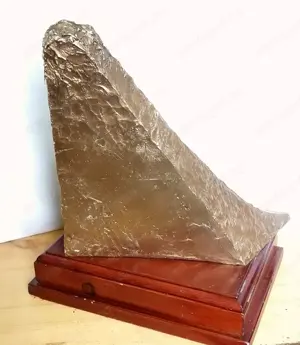 Szánkózó lesikló sport relikvia szignált műgyanta szobor fa talapzaton - kép 4