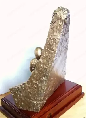 Szánkózó lesikló sport relikvia szignált műgyanta szobor fa talapzaton - kép 5