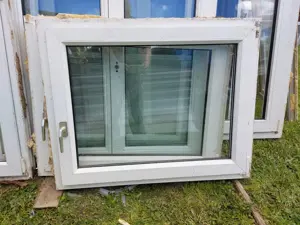 4 db műanyag  bukó-nylló 2 réteg hőszigetelt üveg sz;100  m;80 cm  kép szerinti  állapot  egyben tör