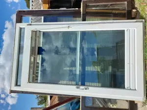 Műanyag terasz ajtó bukó-nyiló hőszigetelt 2 réteg üveg szúnyog hálóval ami külön kereten van.Külső 