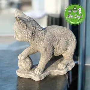 Gombolyaggal játszó cica szobor - kép 2