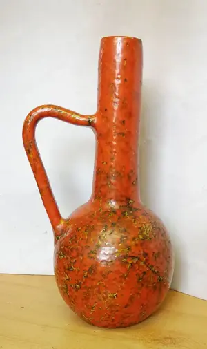 Modern iparművészeti váza vöröses rusztikus jellegű mázzal. Tófej