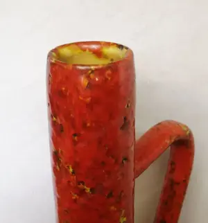 Modern iparművészeti váza vöröses rusztikus jellegű mázzal. Tófej - kép 3