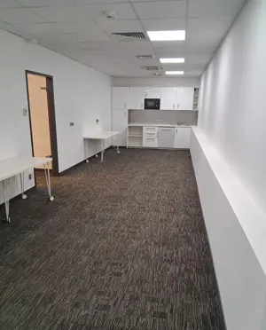 Budán Gazdagréten a BudaWest irodaházban igényes iroda kiadó! - kép 11