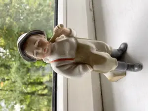 Álló parasztiú- Zsolnay porcelán. - kép 3