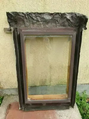Nyitható üveges tetőablak.