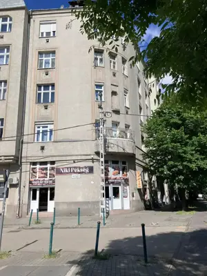 Bp. XIII. Béke tér közelében csendes helyen földszinti garzon 31,9 millió Ft
