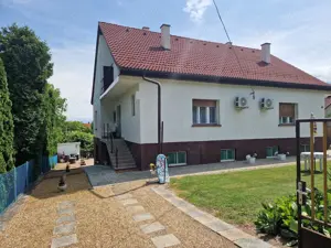 Balatonaliga, 8 szobás ház-jelenleg apartmanok-240 nm, 1180 nm megosztható telken- 70-703 9997