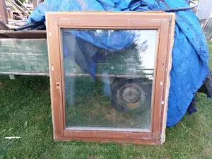 Fa ablak bukó-nyiló  2 réteg hőszigetelt üveg  sz;108 m;122  a képen látható állapotban 28 ezer ft a