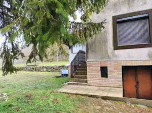 Balaton-felvidéki tanúhegyen erdős kis birtok eladó