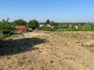 Monor zártkerti részén az Orbán szobor közelében 4885 m2-es telek