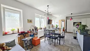 Korszerűsített, igényes, 2 lakrészes önálló családi ház 50 nm garázzsal eladó! - kép 4