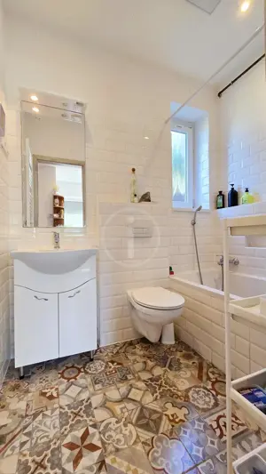 Korszerűsített, igényes, 2 lakrészes önálló családi ház 50 nm garázzsal eladó! - kép 9