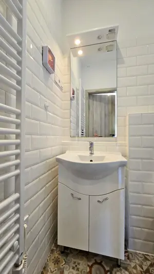 Korszerűsített, igényes, 2 lakrészes önálló családi ház 50 nm garázzsal eladó! - kép 10