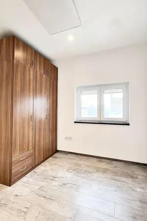 Korszerűsített, igényes, 2 lakrészes önálló családi ház 50 nm garázzsal eladó! - kép 8