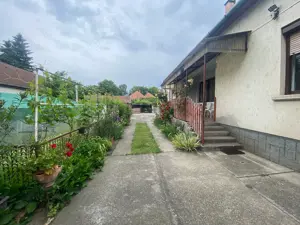 Kiskunhalas Szent József Iskola közelében 2 generációs családi ház eladó!