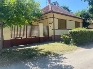 Kiskunhalas   Rákóczi téren 4 szobás ház melléképületekkel eladó!