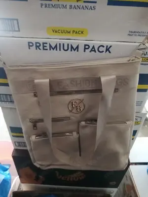 Fashion bags női krém színű válltáska táska eladó 6000ft óbuda mérete 40x39x33cm személyesen óbudán  - kép 2