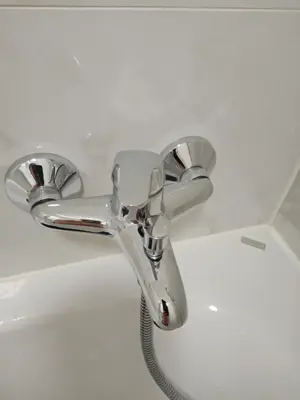 Fürdőszobai csaptelep zuhannyal és zuhanytartó rúddal eladó