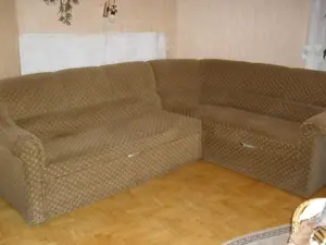 Használt kanapé fekvőhelynek is lehet használni 