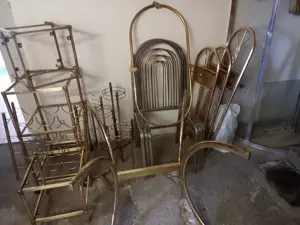 Rézből készült  bútorok álló cserepes virágtartók kis asztal nagy asztal 6 személyes 4 székkel stb. - kép 4