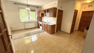 Belvárosban 70 nm-es magasföldszinten lévő fiatal tégla építésű gáz církós lakás eladó