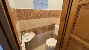 Belvárosban 70 nm-es magasföldszinten lévő fiatal tégla építésű gáz církós lakás eladó - kép 9