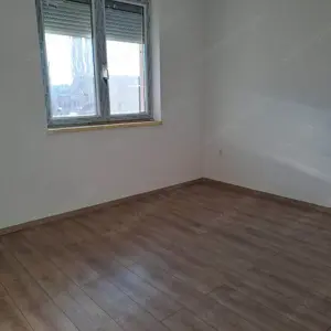 Monor központban MÁR CSAK AZ 1. új építésű társasházi lakás eladó, saját 500 m2 telekkel - kép 8