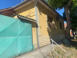 Kiskunhalas Hunyadi utcában 4 szobás, napelemes családi ház több melléképülettel!