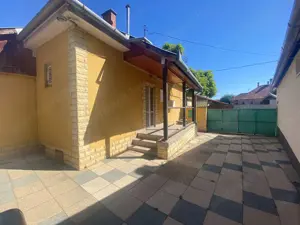 Kiskunhalas Hunyadi utcában 4 szobás, napelemes családi ház több melléképülettel! - kép 3