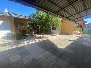 Kiskunhalas Hunyadi utcában 4 szobás, napelemes családi ház több melléképülettel! - kép 11