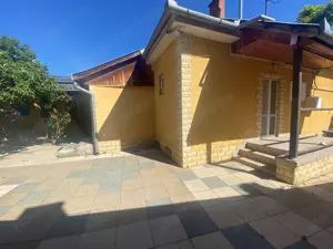 Kiskunhalas Hunyadi utcában 4 szobás, napelemes családi ház több melléképülettel! - kép 13