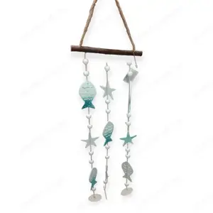 Tengeri szélcsengő fa elemekkel és türkiz díszekkel