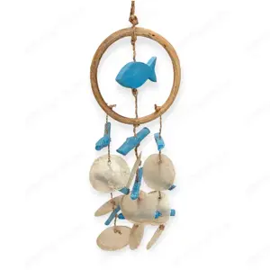 Függő nyári dekoráció kék halakkal és kagylóelemekkel