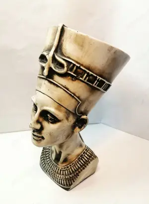 Nefertiti az egyiptomi Ehnaton fáraó felesége, Égetett mázas gipsz szobor - kép 2
