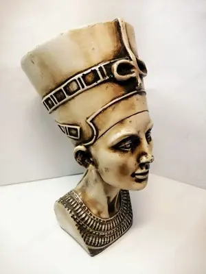 Nefertiti az egyiptomi Ehnaton fáraó felesége, Égetett mázas gipsz szobor