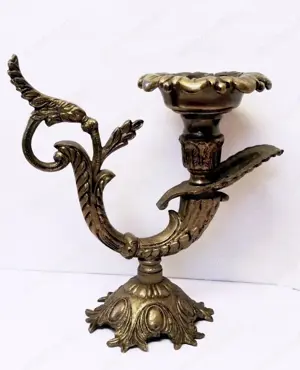 Barokk stílusú bronz mécsestartó, jellegzetes dekorációval. Franciaországból