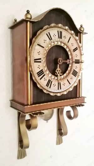 Aranyozott veretekkel díszített elemes fali óra fa házban, működőképes állapotban - kép 2