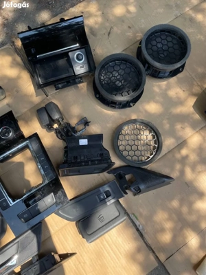 Skoda Superb III belső tartozékok vezérlő panel, fűtéskapcsoló, hangszóró, kilincsek, ablakemelő kap - kép 2