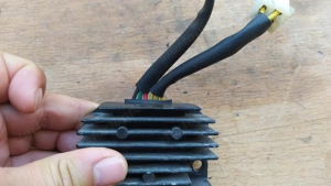 Kymco dink 125 - 150 feszültségszabályzó - kép 5